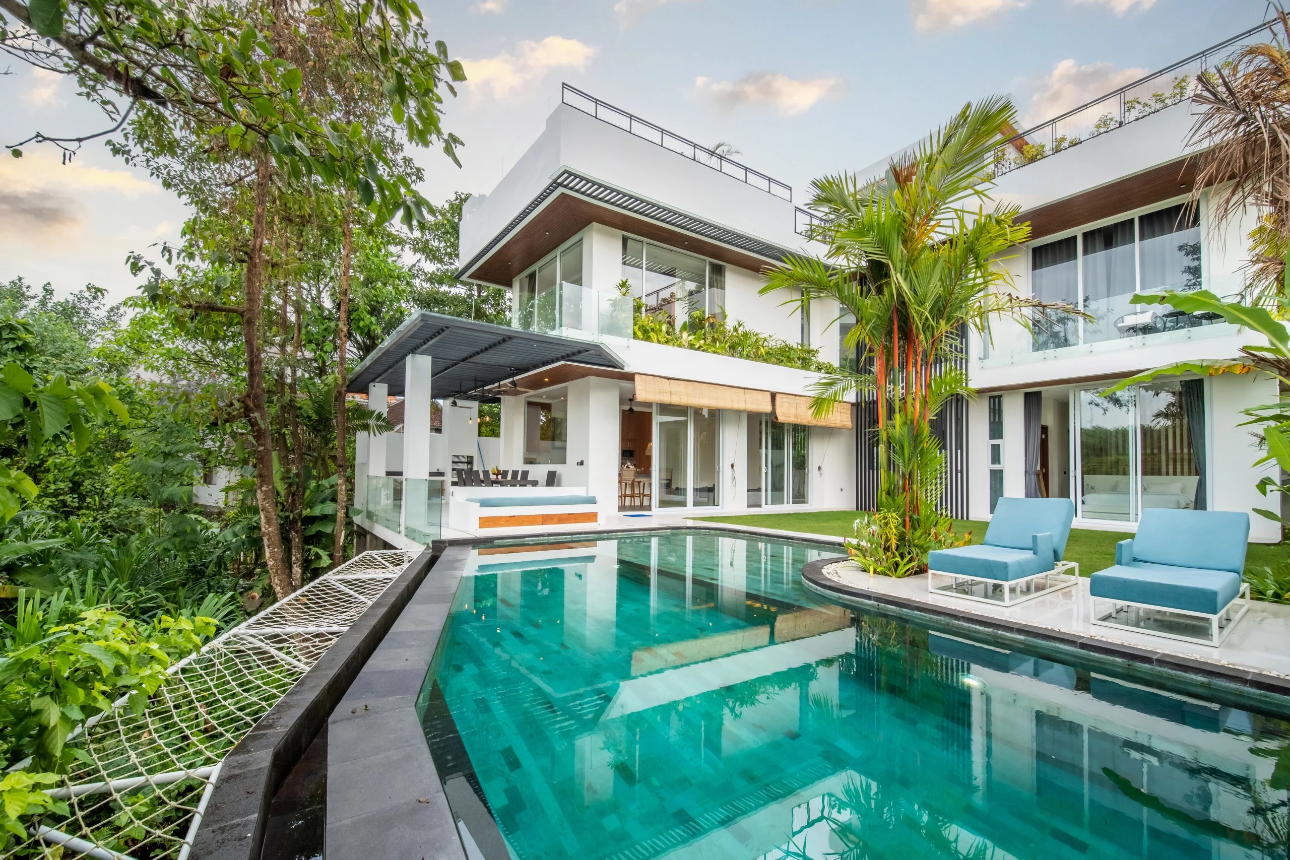 LUXURY 4 BEDROOM VILLA WITH INFINITY POOL FOR SALE LEASEHOLD IN PERERENAN BE-431 